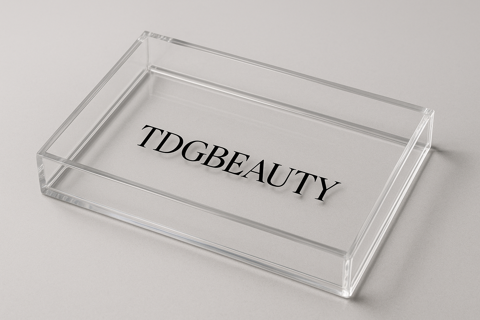 fais un petit plateau en plexi glass avec mon logo TDGBEAUTY dessus s'il te plait