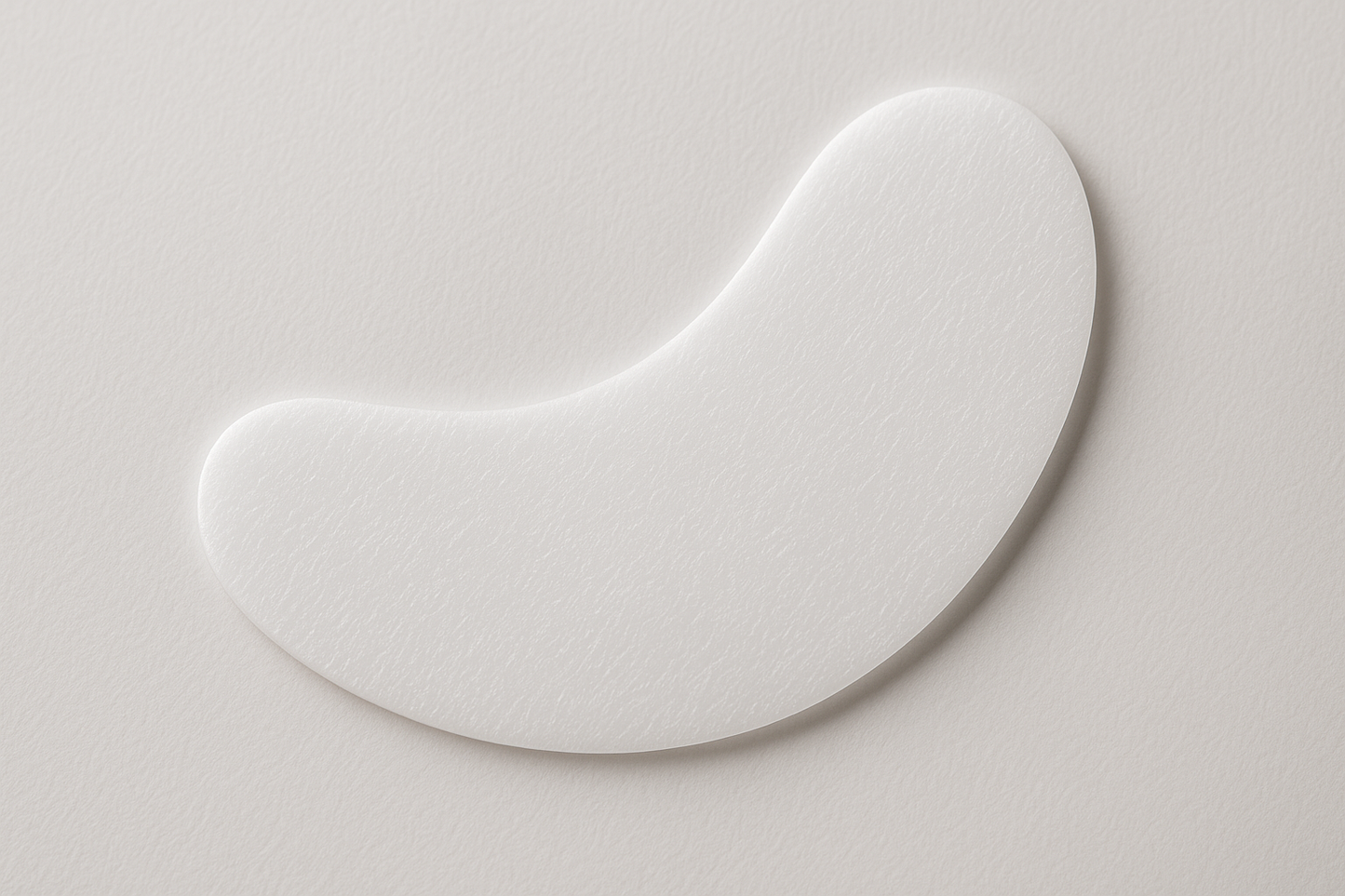 un patch que les techniciennes d'extension de cils colle sur la paupiere de la cliente