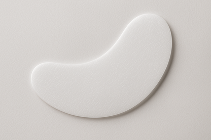 un patch que les techniciennes d'extension de cils colle sur la paupiere de la cliente